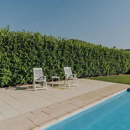 Jeronimos Garden & Pool 라메구