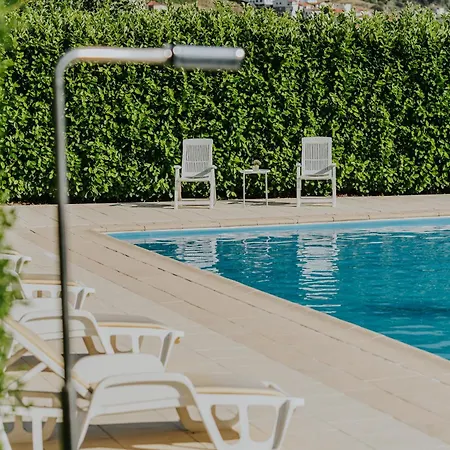 Jeronimos Garden & Pool 라메구